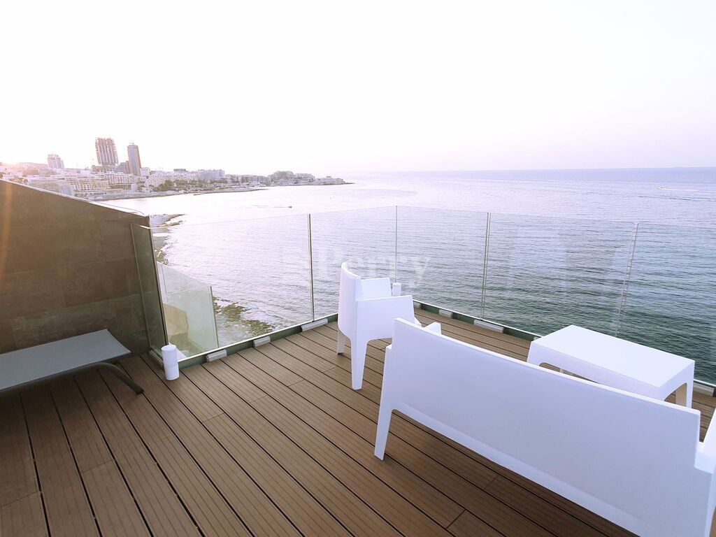 Duplex Penthouse, Triq It-Torri