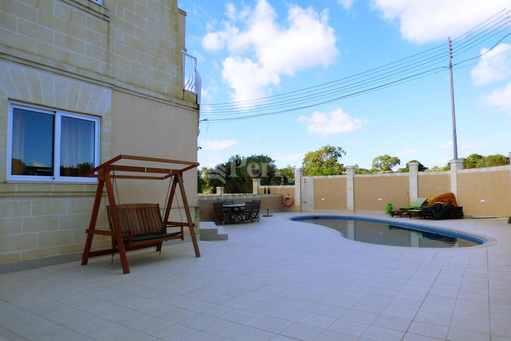 Victoria Gardens, Triq Il-Habba