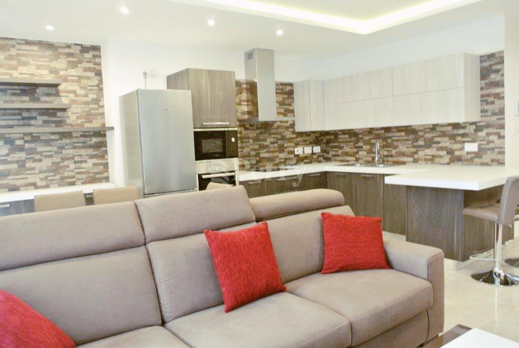 Crystal Suite, Triq L-Ilqugh