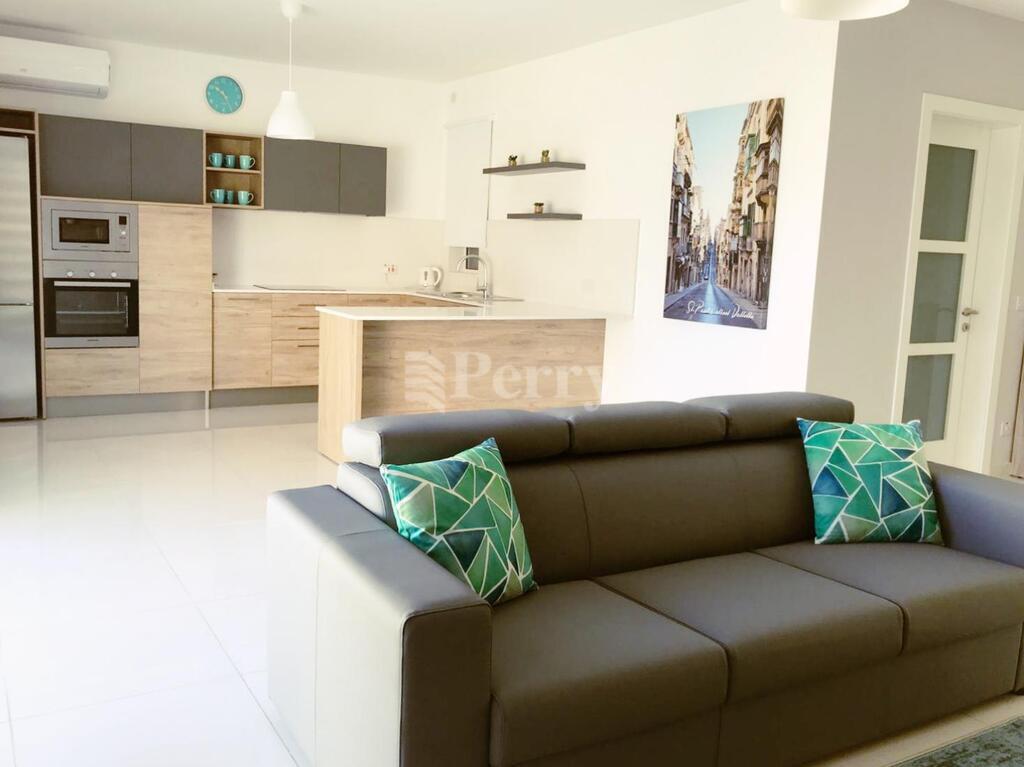 Pebble Bay Apartments, Triq Is-Sikka