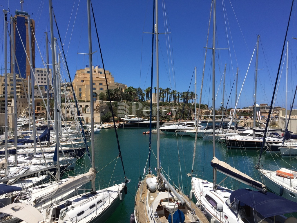 Laguna Apartments