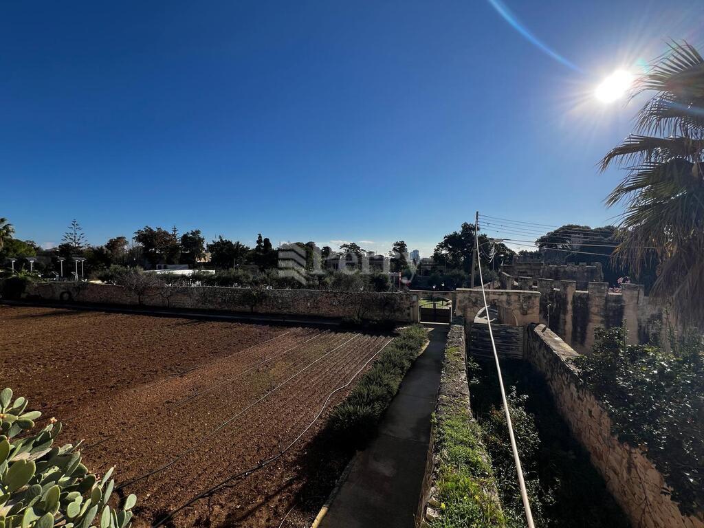 New Street in, Triq Lorenzo Manche