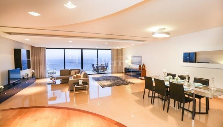 Penthouse East, Triq It-Torri