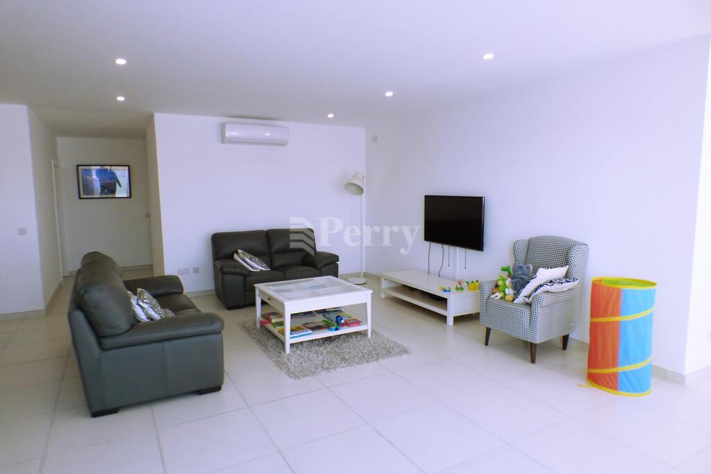 Penthouse 21, Triq Windsor